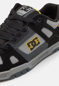 DC Shoes STAG UNISEX - Sportcipő - grey/black/yellow