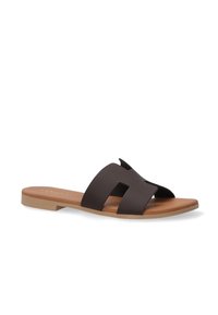 Brune slidesandaler med to brede matte stropper, der har udskårne former. Tekstureret indersål, tan ydersål, flad hæl. Letvægtsdesign.