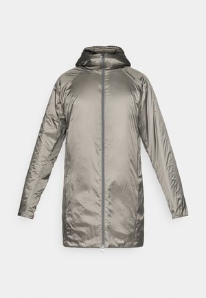 Lang, lett jakke i metallisk sølvfarge. Har hette, glidelås-lukking og glatt, glinsende tekstur med minimal detaljering.