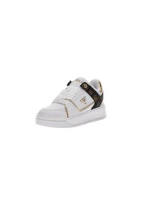 Sneaker bianco con una fascia nera accentuata in oro, texture in pelle liscia, punta rotonda e perforazioni sulla parte anteriore.