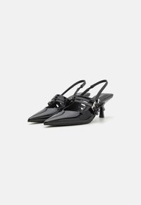 Fekete lakkbőr slingback magassarkú cipők hegyes orral, pántos részletekkel és kis, klasszikus sarkakkal. Sima felület és modern dizájn.