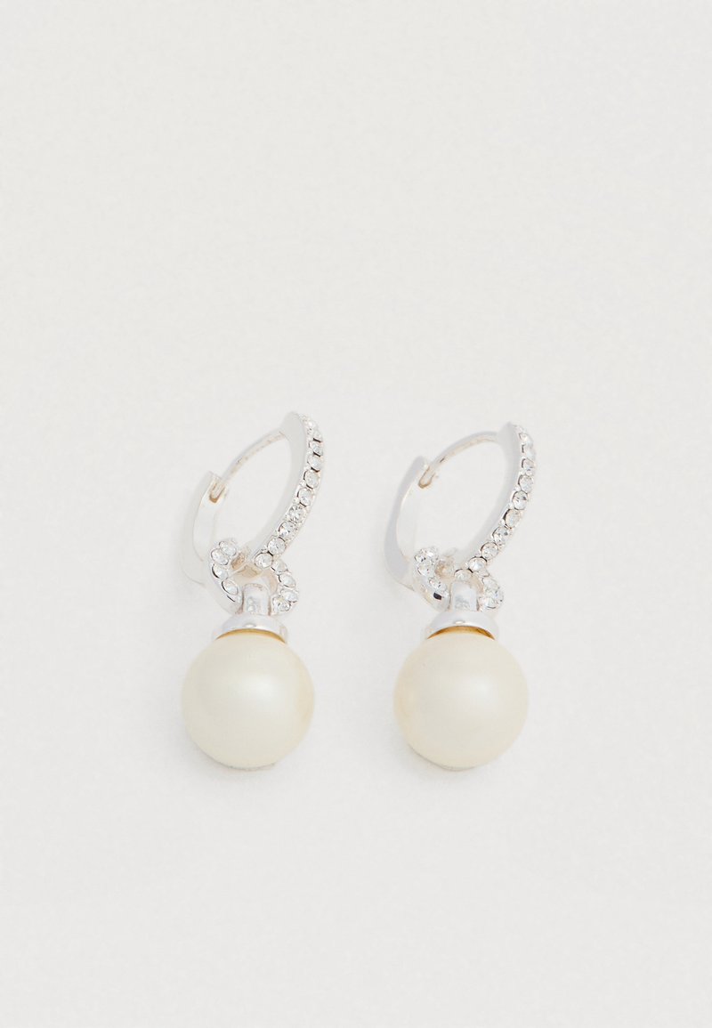 Σκουλαρίκια ασημένιους κρίκους με πέρλα που κρέμεται και διακοσμητικά με στρας, με στιλβωμένη επιφάνεια και στρογγυλεμένο σχήμα.