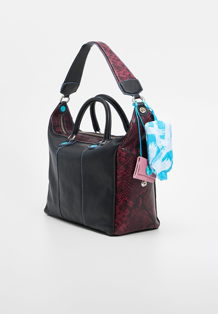 Borsa in pelle con base nera, dettagli con stampa serpente rossa, cuciture blu, due manici superiori, una tracolla rimovibile e un'etichetta decorativa.