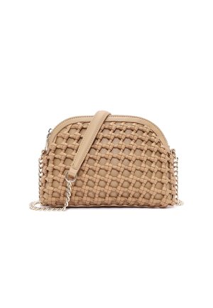 Bolso bandolera beige en forma de media luna con textura tejida en el frente y una correa de cadena dorada con una almohadilla de cuero para el hombro.
