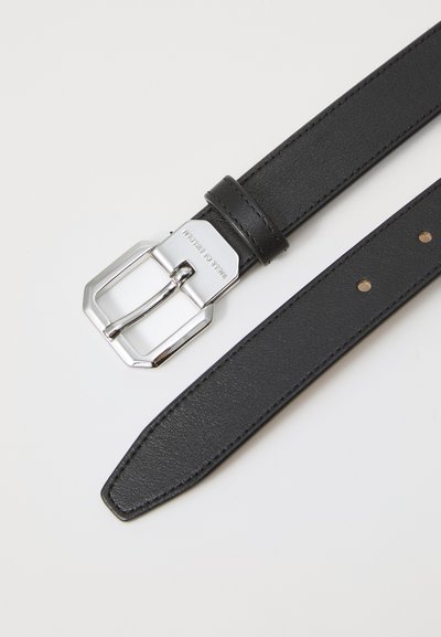 Ceinture en cuir noir avec une boucle en métal argenté. Présente une texture lisse, des extrémités effilées et plusieurs trous de réglage le long de la sangle.