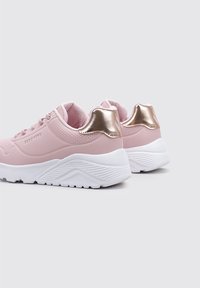 Sneaker rosa chiaro con una finitura liscia, caratterizzate da dettagli metallici in oro sul tallone e una suola bianca testurizzata per una migliore aderenza.