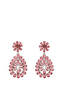 Kolczyki z czerwonymi kamieniami szlachetnymi w kwiatowym wzorze, z kroplami i owalnymi kształtami osadzone w srebrnym metalu, ozdobione przezroczystymi akcentami.