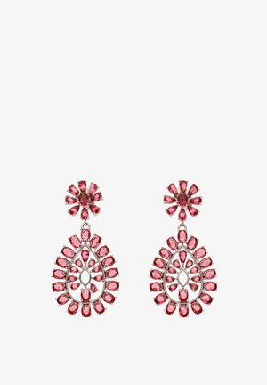 Kolczyki z czerwonymi kamieniami szlachetnymi w kwiatowym wzorze, z kroplami i owalnymi kształtami osadzone w srebrnym metalu, ozdobione przezroczystymi akcentami.