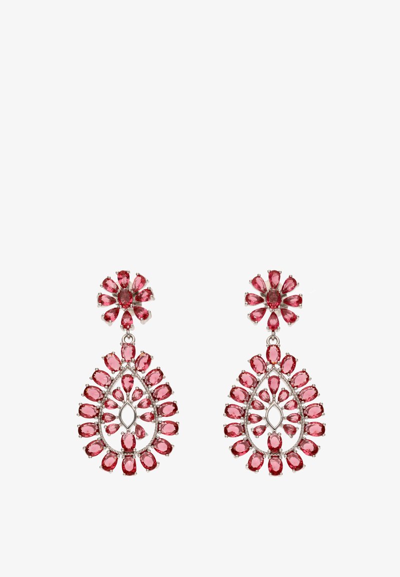Kolczyki z czerwonymi kamieniami szlachetnymi w kwiatowym wzorze, z kroplami i owalnymi kształtami osadzone w srebrnym metalu, ozdobione przezroczystymi akcentami.