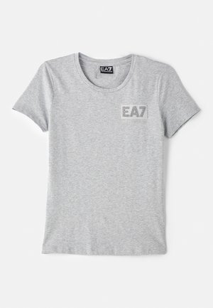Grå T-shirt med korte ærmer lavet af blødt bomuld. Har en rund halsudskæring og et lille EA7 logo-patch på venstre bryst. Enkel design.