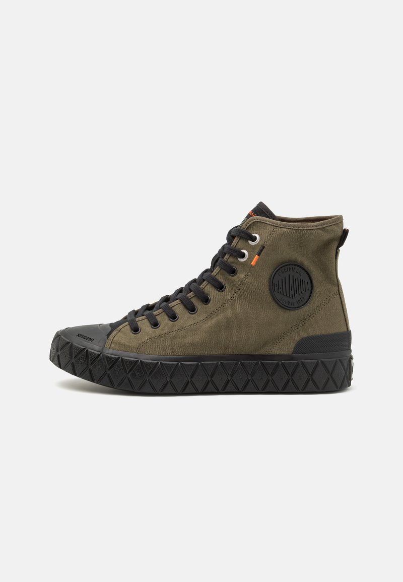 Sneaker înalt de culoare verde măsliniu, din pânză, cu talpă din cauciuc negru, având un patch circular cu logo și șireturi negre. Talpă texturată pentru aderență.