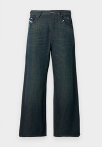 Széles szárú, sötétkék farmernadrág enyhén kopott hatással az elülső zsebek környékén, standard gombos és cipzáras záródással.