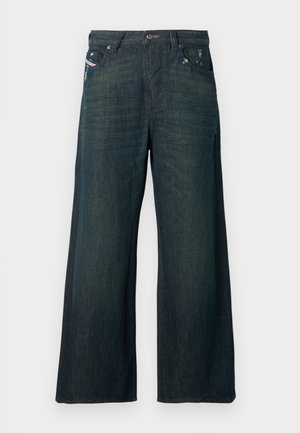 Vaqueros de mezclilla azul oscuro de pierna ancha con un ligero desgaste cerca de los bolsillos delanteros y cierre estándar de botón y cremallera.