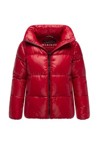 Chaqueta de plumas roja con cuello alto, acabado brillante, cierre de cremallera y dos bolsillos frontales. Presenta costuras en cajas para mayor aislamiento.