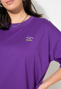 Studio Untold DANS LE DOS COL ROND ET - T-shirt basic - dark purple
