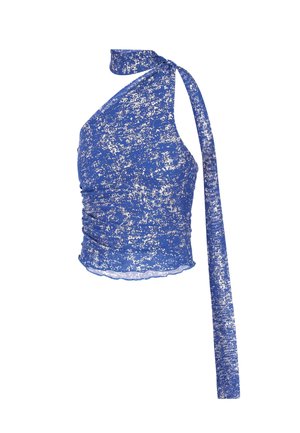 Blauw-wit gevlekt cropped top met één schouder, halternekkoord en gerimpelde zijkanten.