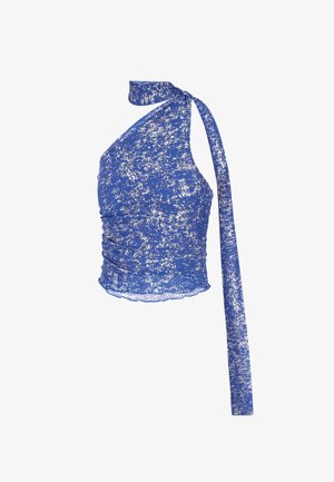Blauw-wit gevlekt cropped top met één schouder, halternekkoord en gerimpelde zijkanten.