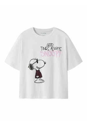 T-shirt blanc avec imprimé de Snoopy en lunettes de soleil et pull bordeaux, et texte "Good times always Snoopy" en lettres noires et roses.