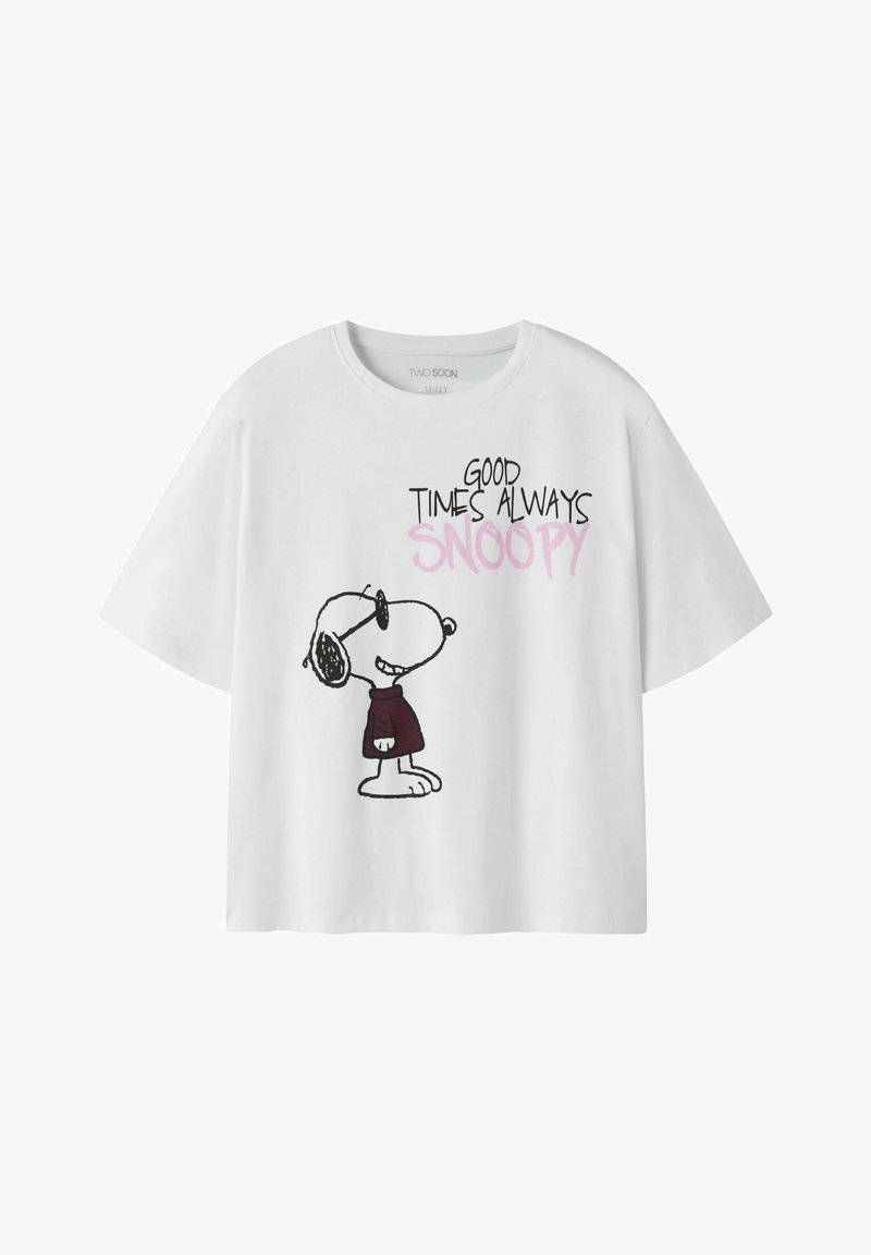 T-shirt blanc avec imprimé de Snoopy en lunettes de soleil et pull bordeaux, et texte "Good times always Snoopy" en lettres noires et roses.