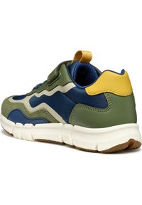 Baskets multicolores avec des accents verts, bleus et jaunes, dotées d'une tige en cuir texturé, d'un col rembourré et d'une semelle en caoutchouc blanche.