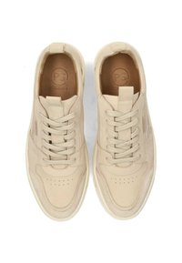 Beige Leder-Sneaker mit strukturierten Einsätzen, durchlöchertem Zehenbereich, flachen Schnürsenkeln und einem Logo auf der Zunge. Klassisches Low-Top-Design mit Gummisohlen.