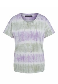 T-shirt à manches courtes et col rond en blanc, présentant un motif tie-dye avec des rayures horizontales lavande et vertes. Texture de tissu douce.