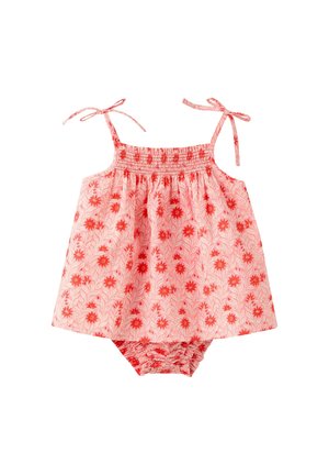 Robe bébé rose sans manches avec motif floral rouge et bloomers assortis, avec bretelles à nouer aux épaules et taille élastique sur les bloomers.