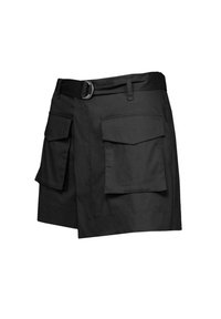Zwarte cargoshorts met een riem, twee zijzakken en twee voorzakken met klep. Gemaakt van duurzaam materiaal met een gestructureerde vorm.
