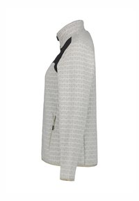 Chaqueta de forro polar en gris claro con un patrón en forma de U repetido. Cuenta con un acento negro, cuello alto y un bolsillo con cremallera en el lateral. Textura suave.