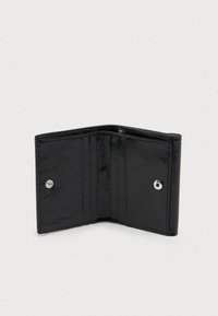 Carteira dobrável preta em couro aberta, mostrando múltiplos slots verticais para cartões e fechos de botão de pressão prateados.