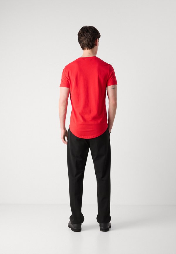 BADGE TURN UP SLEEVE - Basic T-shirt - candy apple3