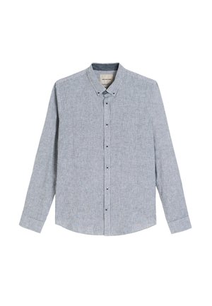 Męska koszula z długim rękawem, zapinana na guziki, z wąskimi pionowymi niebiesko-białymi paskami i kołnierzykiem na guziki.