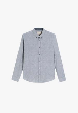 Męska koszula z długim rękawem, zapinana na guziki, z wąskimi pionowymi niebiesko-białymi paskami i kołnierzykiem na guziki.