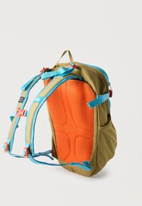 Πολυήμερο σακίδιο πεζοπορίας με πορτοκαλί επένδυση στην πλάτη, χακί σώμα, μπλε ρυθμιζόμενους ιμάντες και πλαϊνές τσέπες από δίχτυ σε λευκό φόντο.