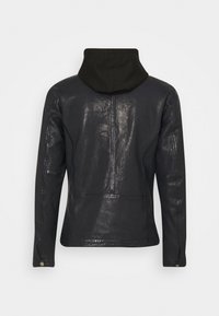 Svart läderjacka med matt yta och en svart tyghuva. Funktioner inkluderar sömdekorationer och tryckknappar vid ärmarna.