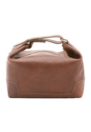 Bruine leren toilettas met een ritssluiting aan de bovenkant en een kort handvat, weergegeven vanaf de voorkant op een witte achtergrond.