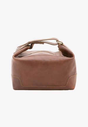 Trousse de toilette en cuir marron avec une fermeture éclair sur le dessus et une petite poignée, vue de face sur un fond blanc.