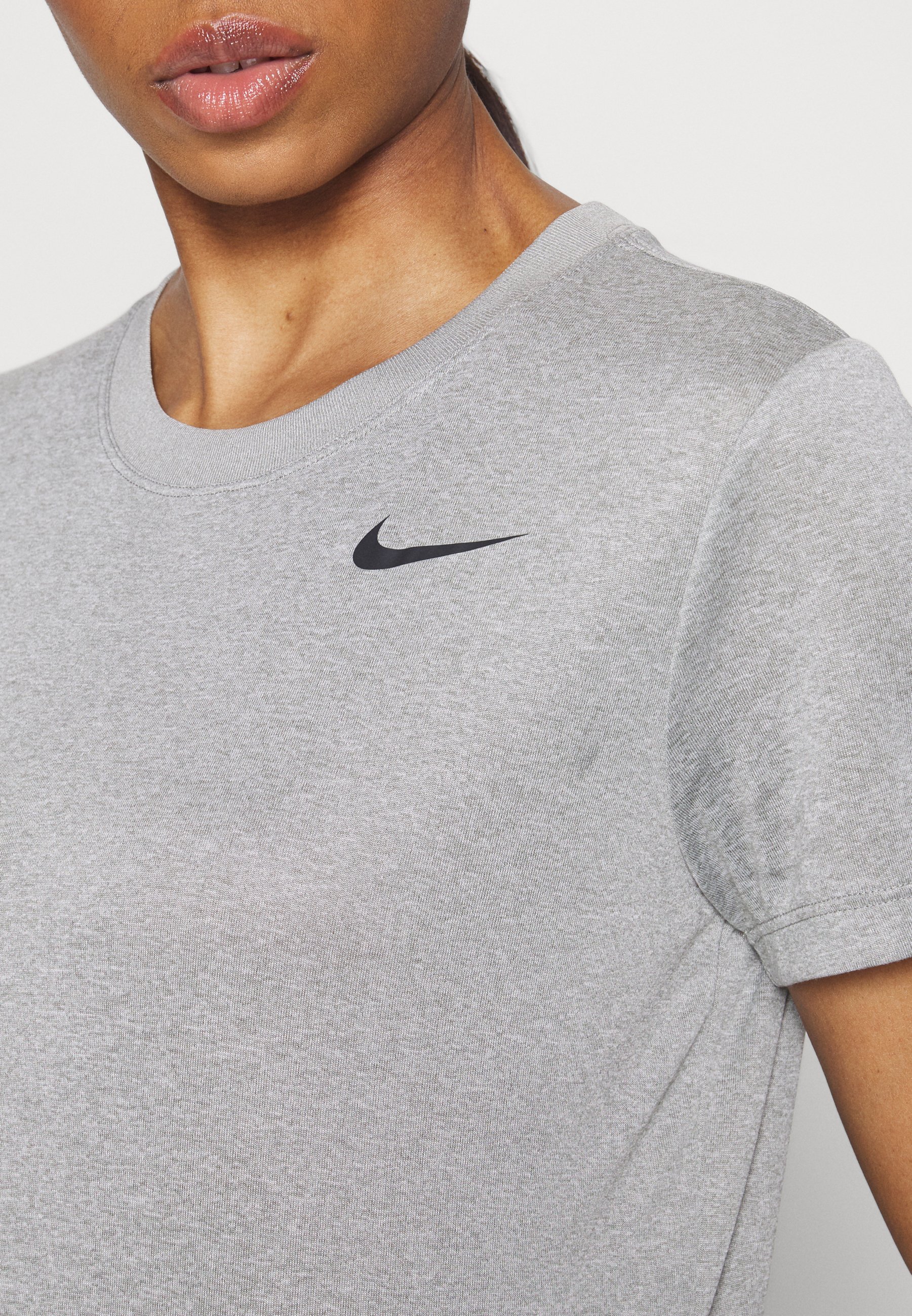 Nike Performance DRY TEE CREW - Sport T-shirt - dark grey  heather/black/Antraciet - Zalando.nl