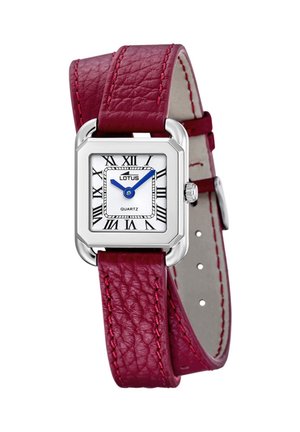 Reloj cuadrado de plata con esfera blanca, manecillas azules, números romanos negros y correa de cuero rojo texturizado que se envuelve doblemente.