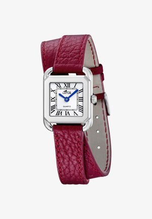 Reloj cuadrado de plata con esfera blanca, manecillas azules, números romanos negros y correa de cuero rojo texturizado que se envuelve doblemente.