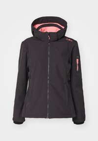 Veste softshell noire avec doublure intérieure rose, capuche ajustable, fermeture éclair frontale et poches latérales ; équipée d'accents roses et d'une poche zippée sur la manche.