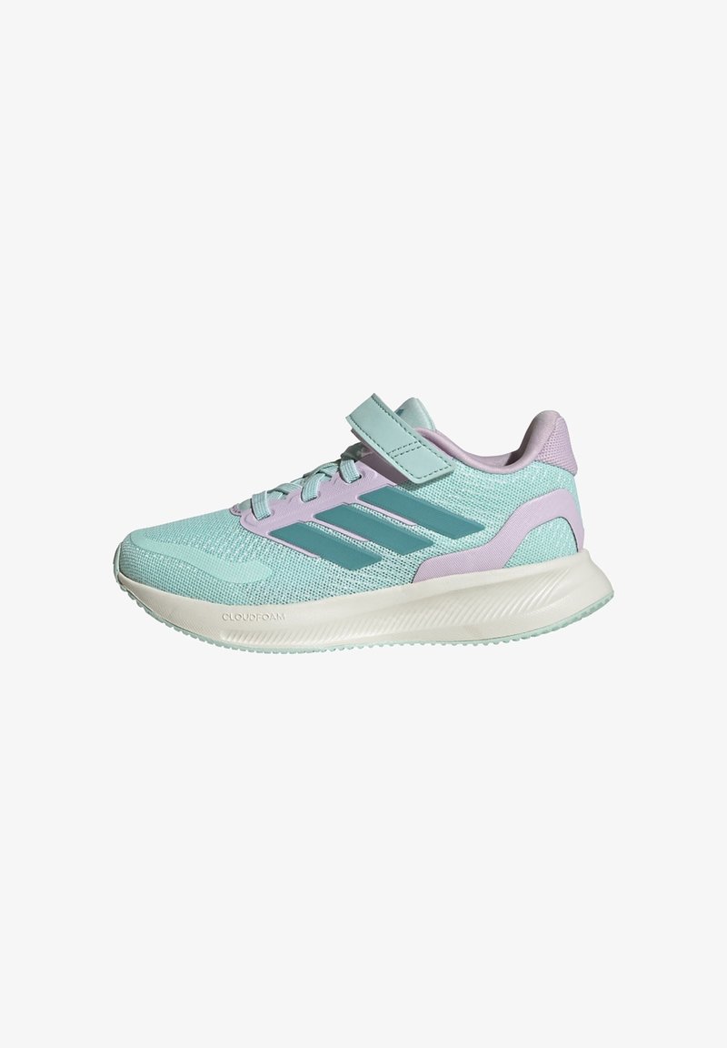 Zapatilla deportiva azul claro con parte superior de malla transpirable, detalles en púrpura y una tira de Velcro. Cuenta con una suela acolchada para mayor comodidad.