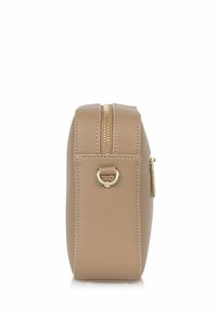 Brązowa prostokątna torba z teksturowanej skóry. Posiada złoty zamek na górze oraz okrąły metalowy akcent po boku.