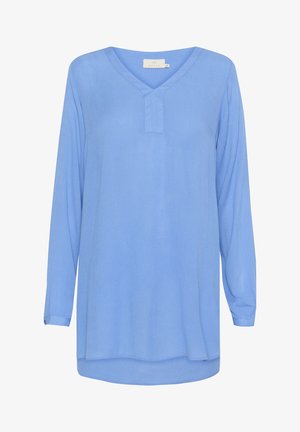 Bluză lungă cu mânecă lungă de culoare albastru deschis, cu decolteu în V și un spate ușor mai lung. Are un material texturat și un detaliu cu nasture pe mansetele mânecilor.