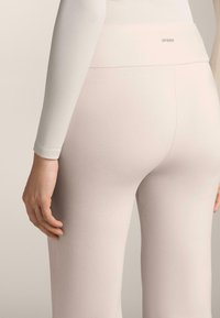 Ljusrosa leggings med en slät yta och hög midja, med en liten OYSHO-logotyp på midjan. Mjuk, elastisk material.