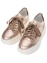 Metalen bronzen leren sneakers met dikke witte zolen, bruine veters, ritssluitingen aan de zijkant en luipaardprintaccenten op de hielkraag.