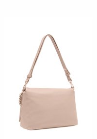 Borsa sintetica beige chiaro con texture liscia, tracolla regolabile e accessori in argento. Presenta una forma rettangolare e un design minimalista.