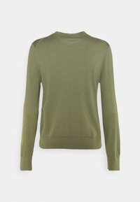 Pull vert olive à col rond, manches longues, poignets et ourlet côtelés. Fabriqué en mati ère douce, avec une texture lisse.