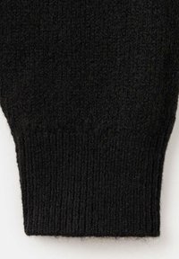 Schwarzer strickierter Pulloverärmel mit einem strukturierten Muster und Rippendetails am Saum. Das Material erscheint weich und warm.