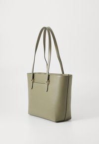 Borsa a tracolla verde oliva con texture liscia, due lunghe tracolle, dettagli in metallo dorato e forma rettangolare strutturata.